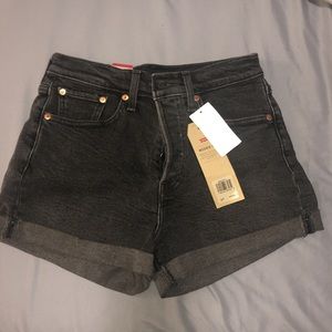 Levi’s High Waisted Shorts ! 🖤